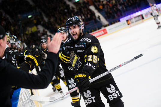s Jonathan Andersson firar 2-2 kvitteringen
