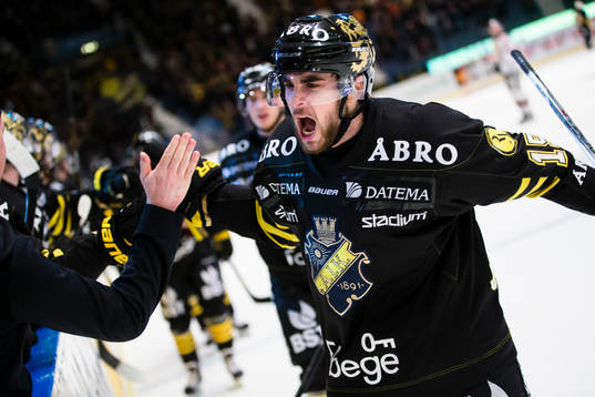 s Jonathan Andersson firar 2-2 kvitteringen