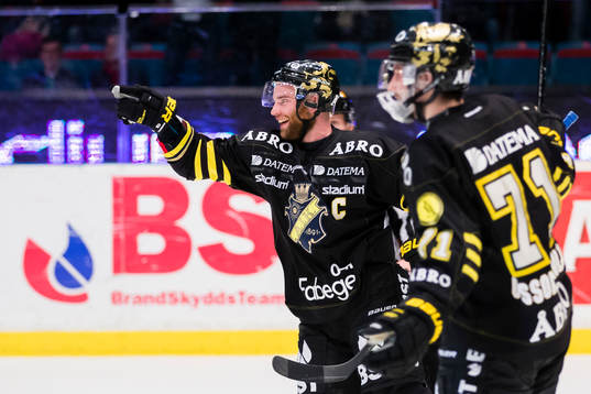 s Christian Sandberg (v) gfirar sitt  3-2 mål