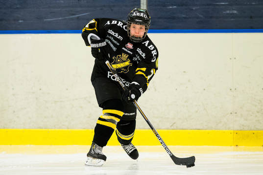 s Amanda Lundström med pucken