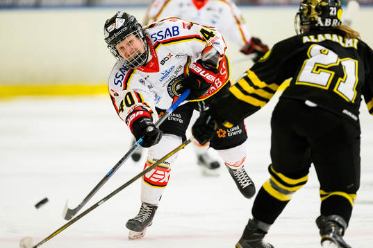 Luleås Noora Tulus med pucken