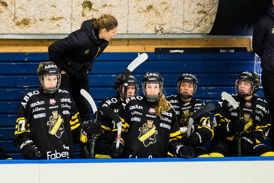 s tränare Emelie Berggren ger instruktioner till sina