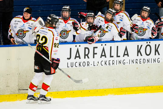 Luleås Melinda Olsson gratuleras av sina medspelare