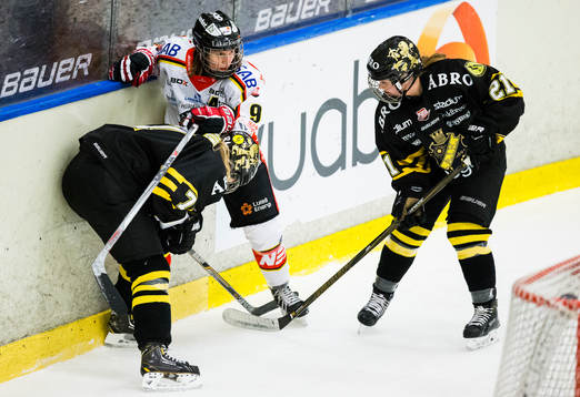 s Amanda Lundström och Emmy Alasalmi i kamp om pucken med