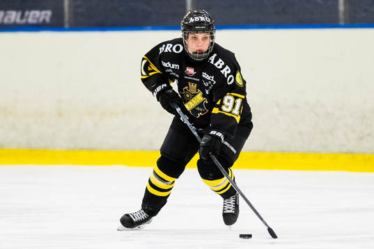 s Linnéa Bäckman med pucken