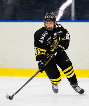 s Emmy Alasalmi med pucken