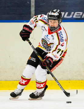 Luleås Kristin Andersson med pucken