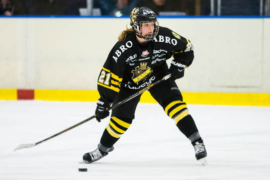 s Emmy Alasalmi med ett skott