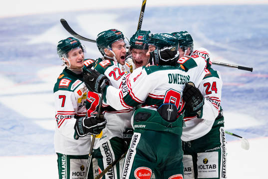 a höger) gör 3-3 och gratuleras av Kevin Ekman-Larsson