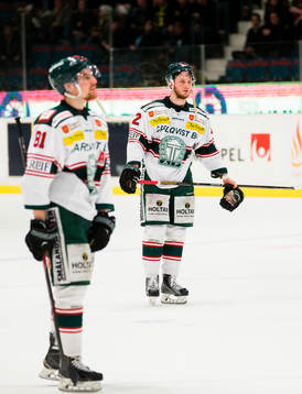 Tingsryds Daniel Norbe och Filip Owesson (v) ser deppiga ut