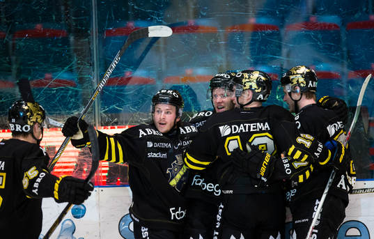 s Jonas Almtorp gör 1-0 och firar med lagkamrater