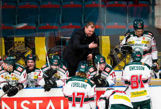 Tingsryds Tränare Magnus Sundqvist ger direktiv till