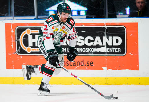 Tingsryds Denny Kearny med puck