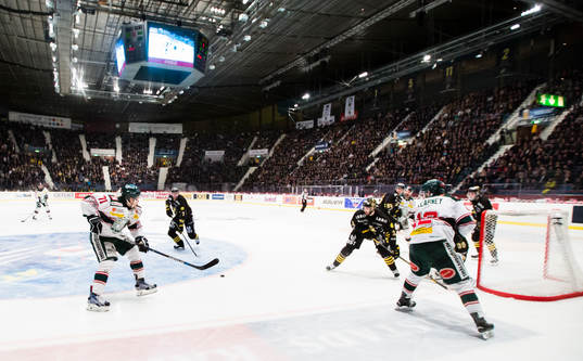 Tingsryds Eric Castonguay med puck