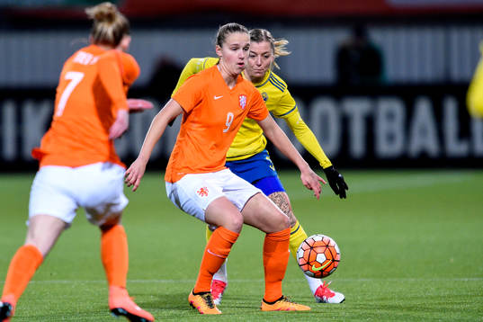 Nederländernas Vivianne Miedema och Sveriges Linda Sembrant