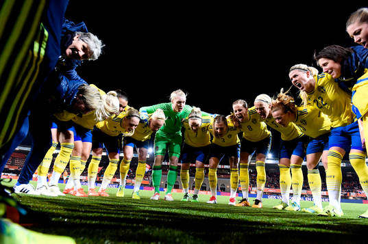 De svenska spelarna laddar