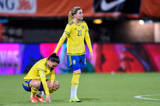 Sveriges Emilia Appelqvist och Olivia Schough deppar