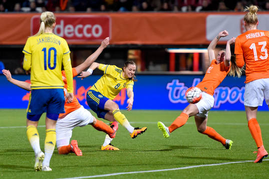 Sveriges Lotta Schelin skjuter mot mål