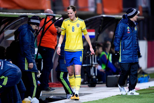 Sveriges Lotta Schelin får gå ut skadad
