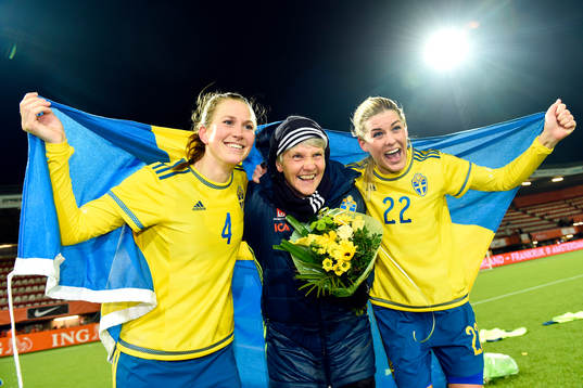 Sveriges Emma Berglund, förbundskapten Pia Sundhage och