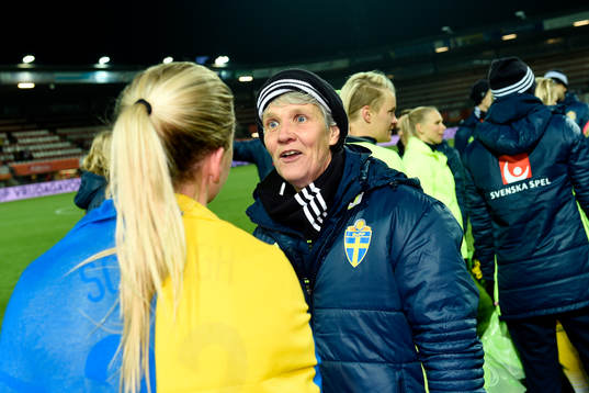 Sveriges Olivia Schough och förbundskapten Pia Sundhage