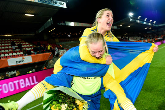 Sveriges Stina Blackstenius och Olivia Schough  jublar