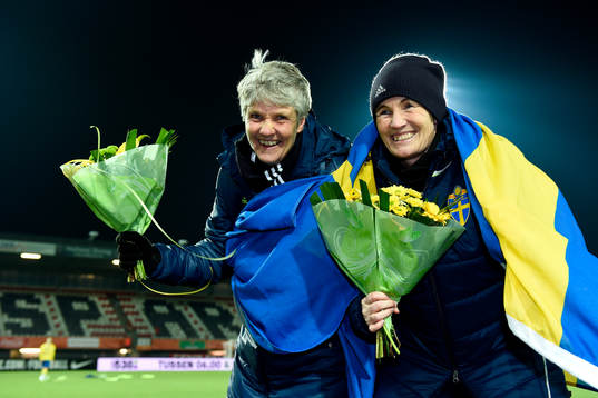Sveriges förbundskapten Pia Sundhage och assisterande