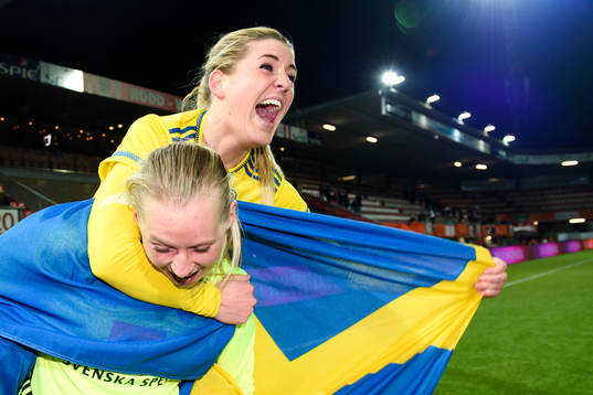 Sveriges Olivia Schough och Stina Blackstenius jublar