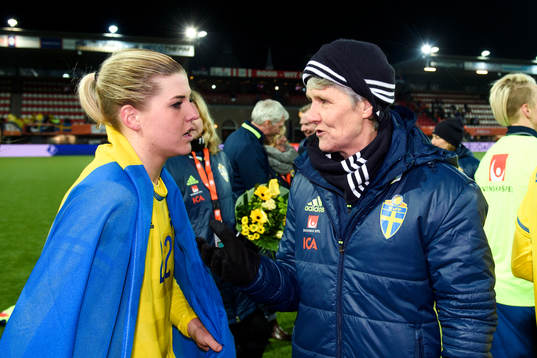 Sveriges Olivia Schough pratar med förbundskapten Pia