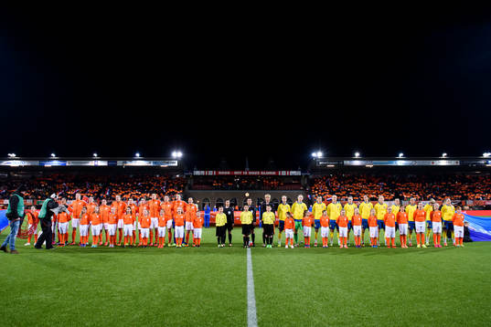 Laget står uppställda för lineup innan OS-kvalmatchen i