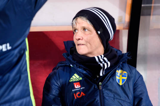 Sveriges förbundskapten Pia Sundhage innan OS-kvalmatchen