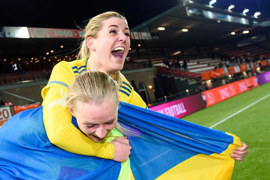 Sveriges Olivia Schough och Stina Blackstenius jublar