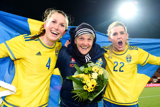 Sveriges Emma Berglund, förbundskapten Pia Sundhage och