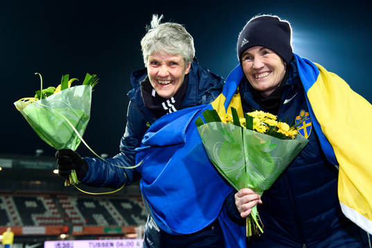 Sveriges förbundskapten Pia Sundhage och assisterande