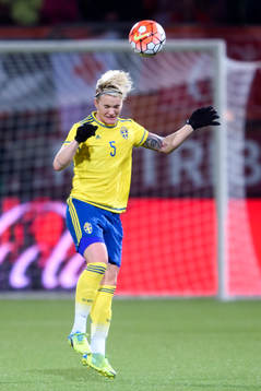 Sveriges Nilla Fischer nickar bollen