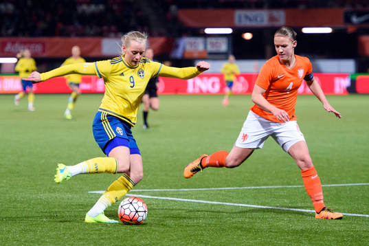 Sveriges Stina Blackstenius och Nederländernas Mandy van