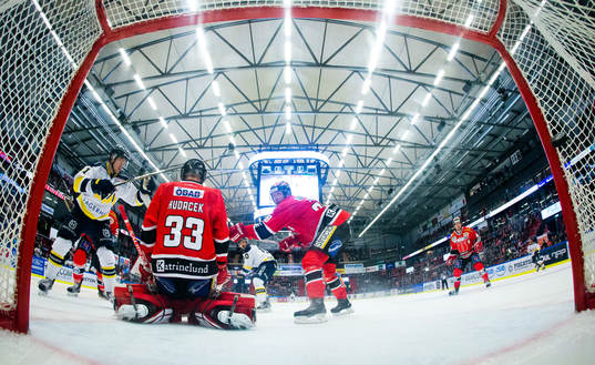 s Chris Campoli gör 2-1 och framför mål jublar Simon