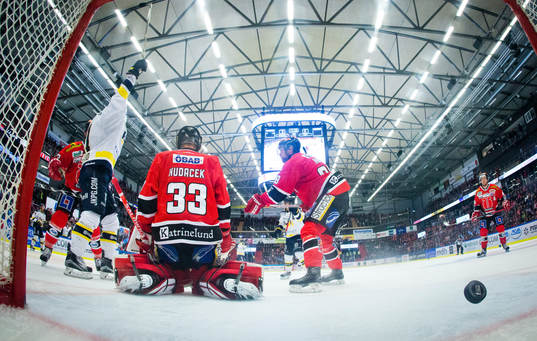 s Chris Campoli gör 2-1 och framför mål jublar Simon