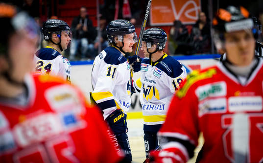 s Simon Önerud gör 2-2 och jublar med Erik Christensen