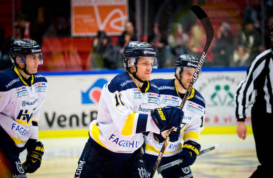 s Simon Önerud gör 2-2 och jublar med Erik Christensen