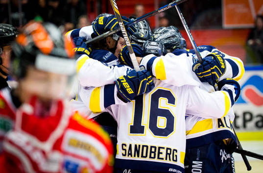 s Filip Sandberg gör 2-3 och jublar med Oscar Sundh och