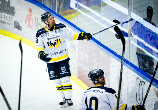 s Jere Karalahti jublar framför fansen