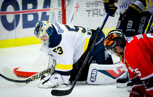 s målvakt Fredrik Pettersson-Wentzel blocker pucken