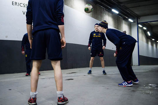 Djurgårdens spelare värmer upp