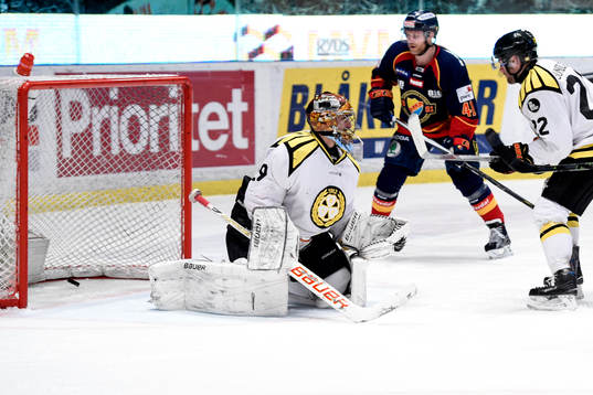 Brynäs målvakt Bernhard Starkbaum släpper in 1-0 av