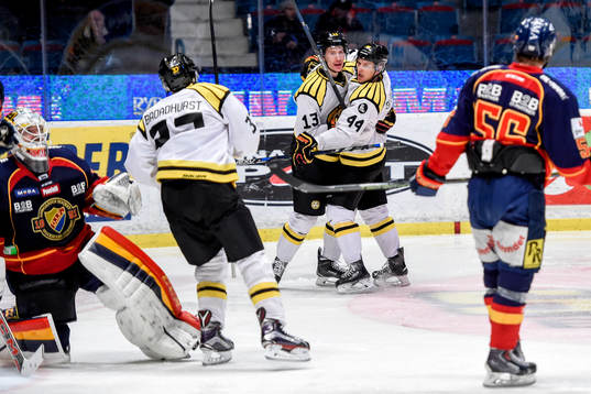 Brynäs Sondre Olden jublar med Jacob Blomqvist