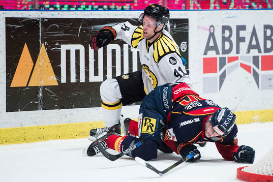 Brynäs Greg Scott och Djurgårdens Philip Holm  i