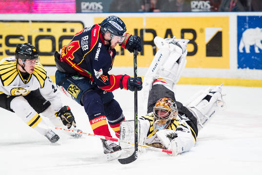 Djurgårdens Daniel Brodin kommer fri mot Brynäs målvakt