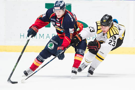 Djurgårdens Marcus Sörensen och Brynäs Lucas Carlsson  i