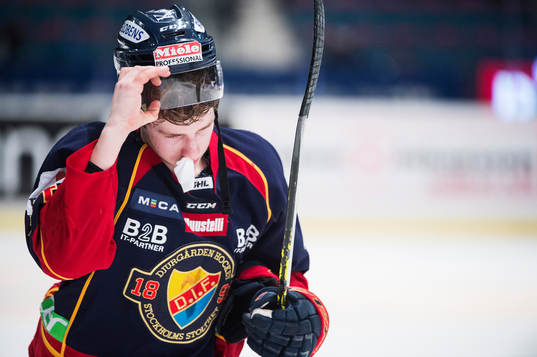 Djurgårdens Lukas Vejdemo blöder ur näsan i